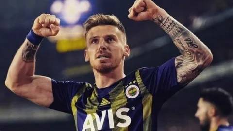 Fenerbahçelileri kızdıran görüntüler... Sakatlığı bulunan Serdar Aziz Bebek'te sigara tüttürdü 5